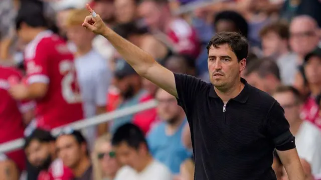  Andoni Iraola of Liverpool calls a play from the sideline 