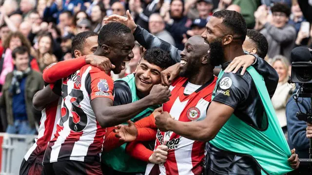 Brentford players celebrate goal