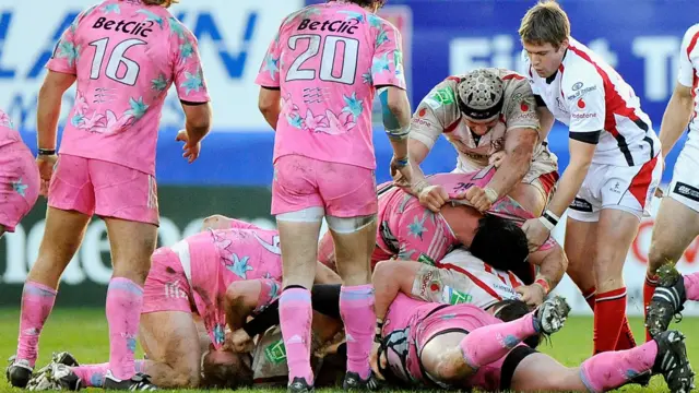 Stephen Ferris in a fight with Stade Francais' David Attoub