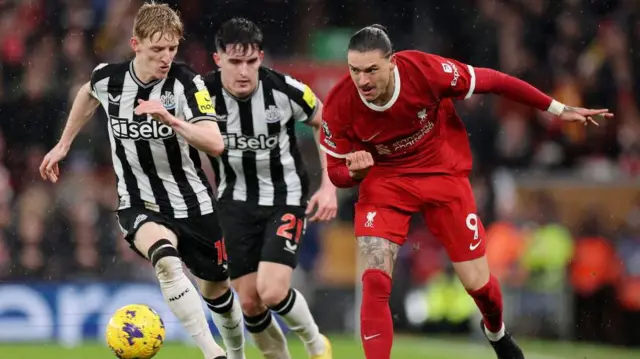 Darwin Nunez plays for Liverpool against Newcastle