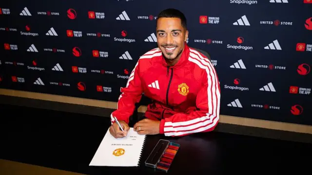 Youri Tielemans signing contract for Manchester United