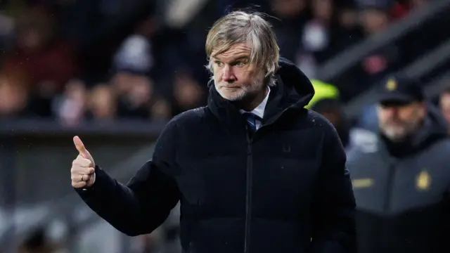 Dundee manager Steven Pressley gives a thumbs up
