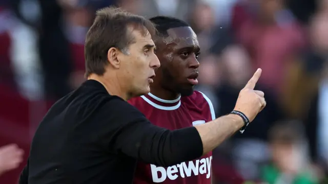 Julen Lopetegui gives instructions to Aaron Wan-Bissaka