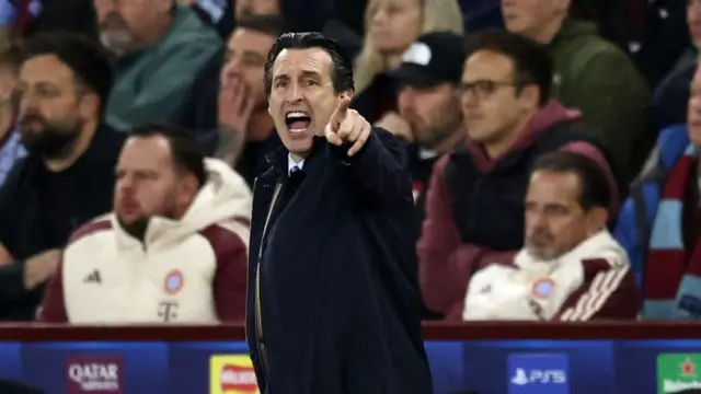 Unai Emery reacts during match