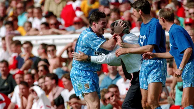 Bobby Gould hugs goalscorer Mick Quinn
