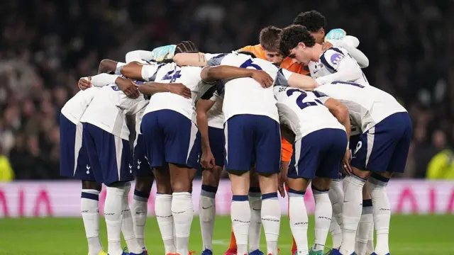 Tottenham players huddle before kick-off