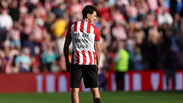 Luke O'Nien of Sunderland wears a shirt that reads 'We are Europa League' 