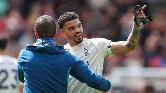 Nottingham Forest's Morgan Gibbs-White talks to Vitor Pereira