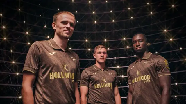 Brentford player's wearing new brown 2025-26 away kit