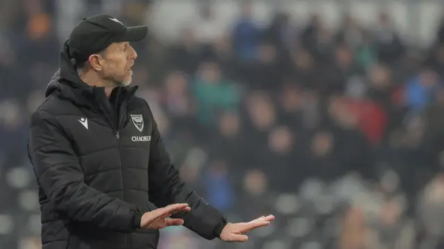 Gary Rowett instructs his players to play calm against Derby