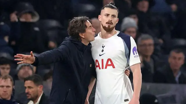 Thomas Frank giving instructions