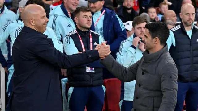 Arne Slot and Mikel Arteta shake hands