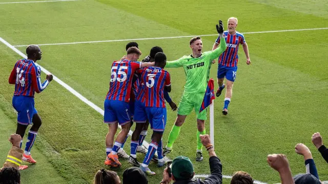 Eddie Nketiah celebrating with Justin Devenny, Dean Henderson and Tyrick Mitchell