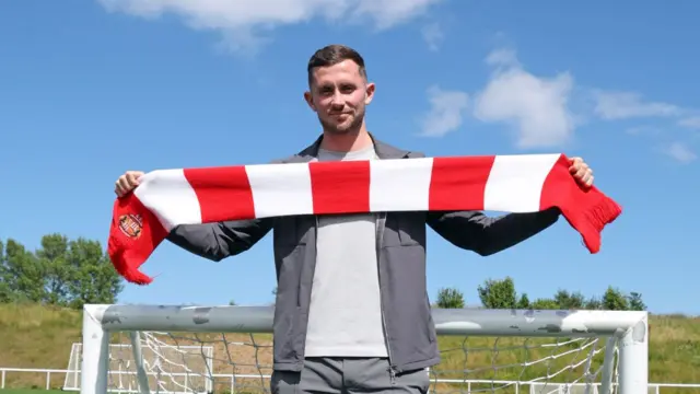 Alan Browne holding a Sunderland scarf