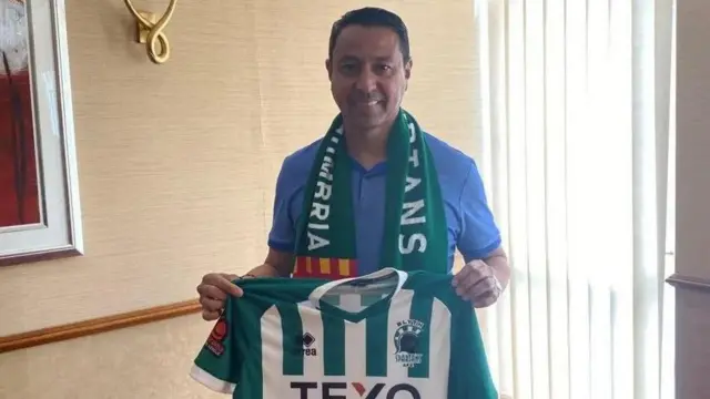  Nolberto Solano holds up Blyth Spartans shirt