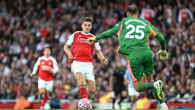 Viktor Gyokeres chases the ball