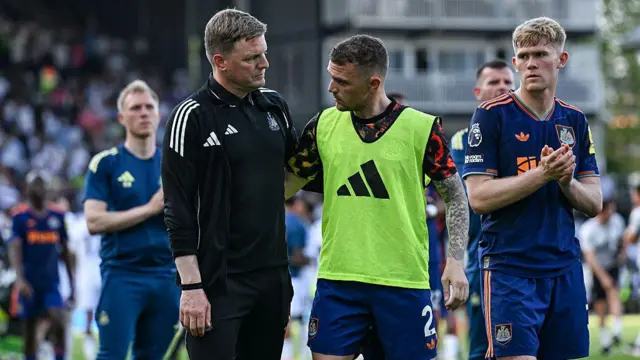 Eddie Howe and Kieran Trippier speak on the pitch after the loss at Fulham