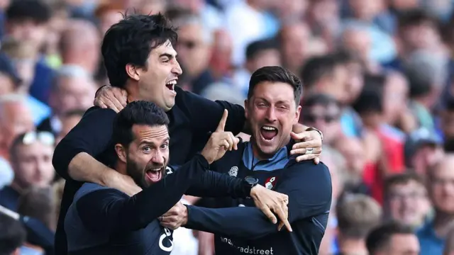 Head coach Andoni Iraola celebrates Bournemouth's winning goal at Everton