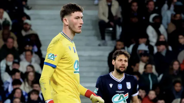 Ewen Jaouen looks on
