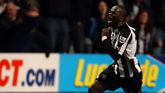 Cheick Tiote celebrates