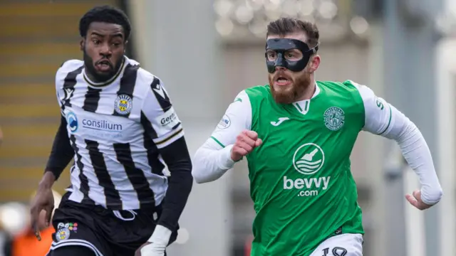 Hibernian's Nicky Cadden (R) and St Mirren's Ryan Alebiosu in action 