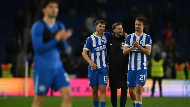 Fabian Hurzeler puts his arms around Jack Hinshelwood and Olivier Boscagli