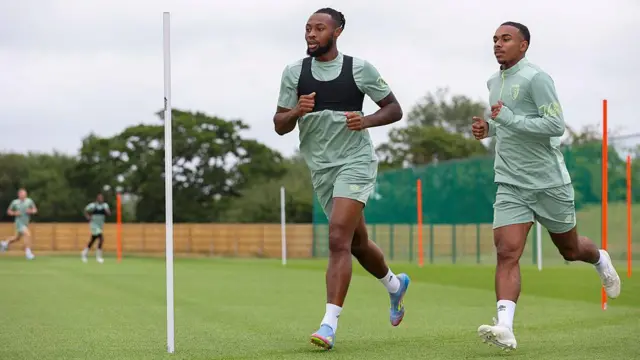 Antoine Semenyo and Eli Junior Kroupi running in training