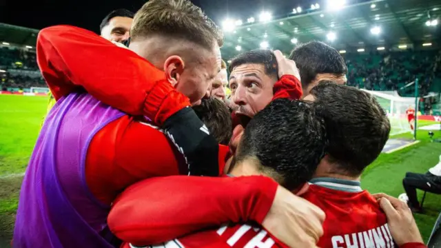 Aberdeen celebrate at Easter Road