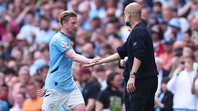 Kevin De Bruyne shakes hands with Pep Guardiola
