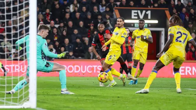 Antoine Semenyo of Bournemouth shoots just wide