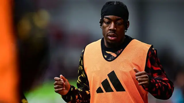 Newcastle United's Anthony Elanga warms up