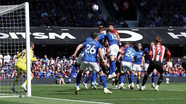 Kevin Schade of Brentford scores