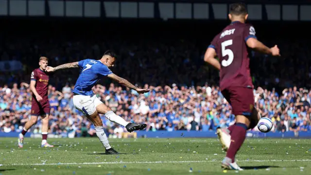 Dwight McNeil scores for Everton