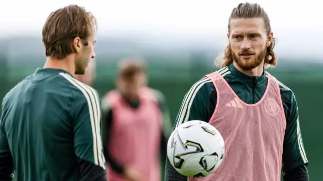Kasper Hogh (left) in Celtic training with Benjamin Nygren
