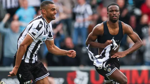 Mikael Mandron and Roland Idowu celebrate