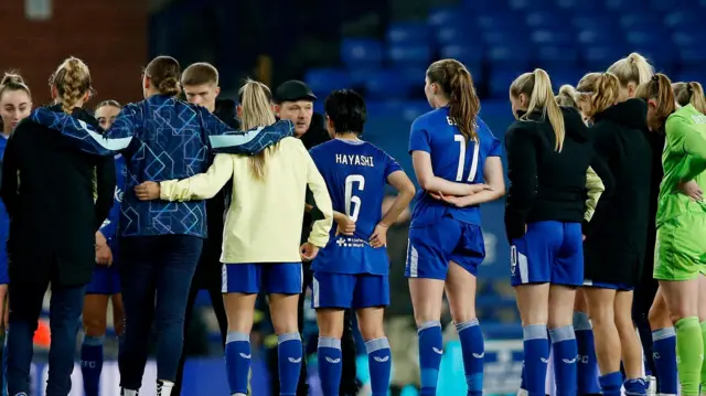 Brian Sorensen addresses the Everton players on the pitch at full time