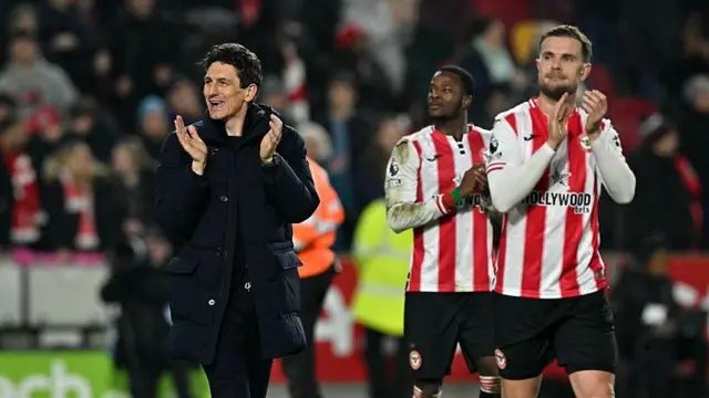 Keith Andrews and players applauding