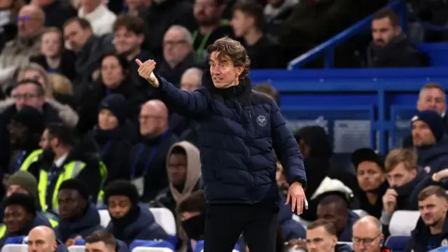 Thomas Frank, Manager of Brentford, gives the team instructions during the Premier League match between Chelsea FC and Brentford FC at Stamford Bridge