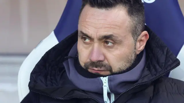 Roberto de Zerbi sits in a dugout