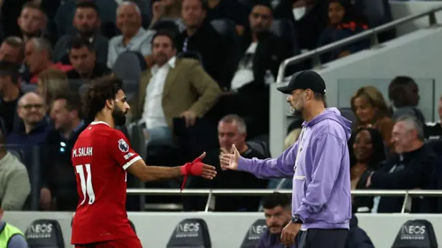 Mohamed Salah shakes hands with Jurgen Klopp