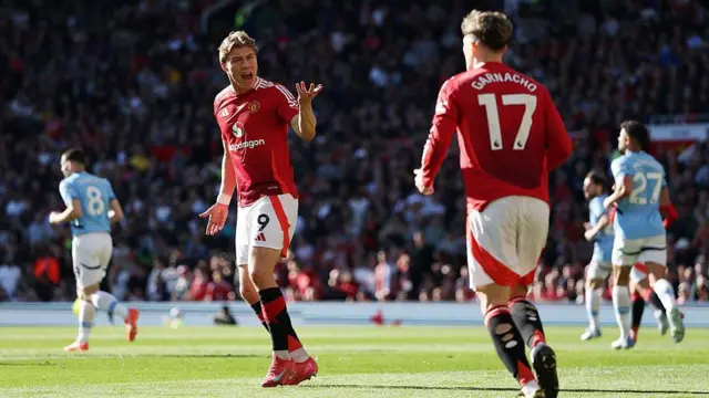 Rasmus Hojlund and Alejandro Garnacho playing for Manchester United