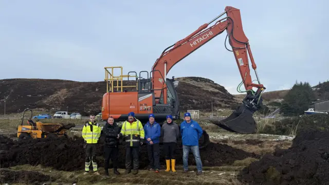 Andrew Macleòid (CalMax), Gòrdan Jamieson (NHS nan Eilean Siar), is Calum Macleòid, Iain “Dougie” MacIlleathain, Derek Macleòid, is Allan Cox (uile Càrlabhagh FC) is iad aig làrach an leasachaidh.
