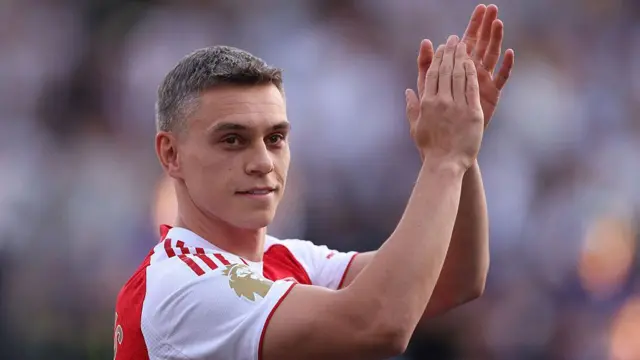Leandro Trossard applauds Arsenal fans