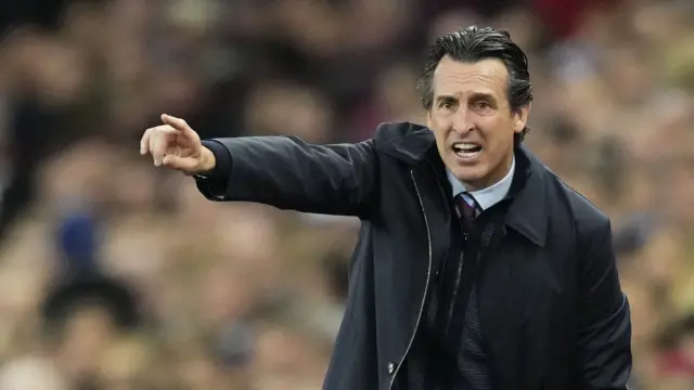 Unai Emery gives instructions from the touchline