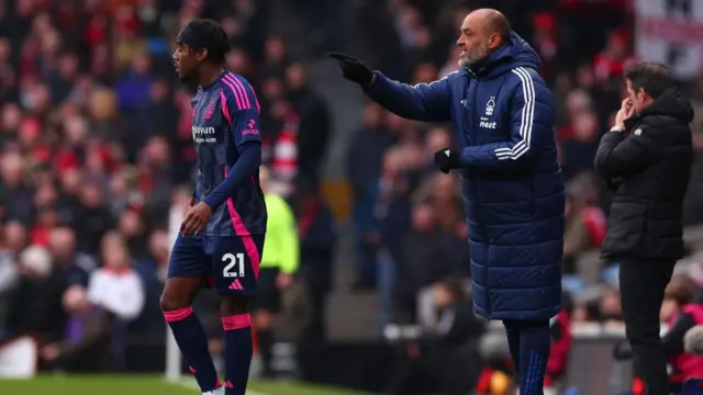 Nuno Espirito Santo gives instructions from his technical area