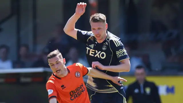 Dundee United's David Babunski and Aberdeen's Ante Palaversa