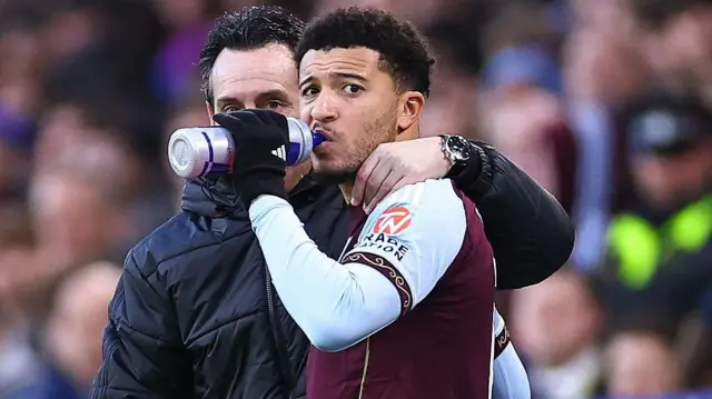 Jadon Sancho gets instructions from Unai Emery 