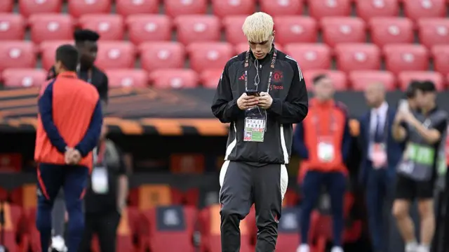 Alejandro Garnacho on his phone