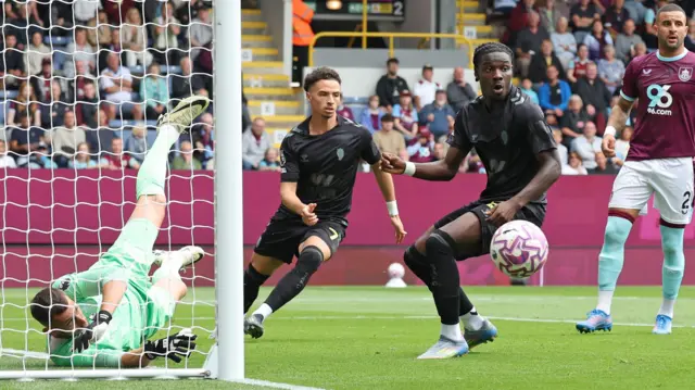 Sunderland's Eliezer Mayenda reacts after seeing shot saved by Burnley's Martin Dubravka