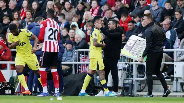 Roberto de Zerbi comforts Cristian Romero
